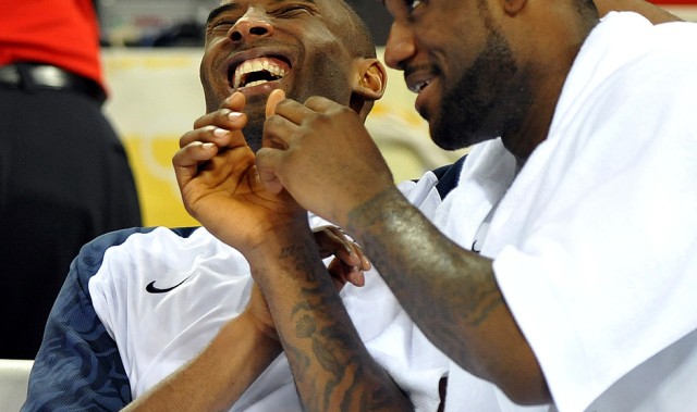 世界杯手机高清观看软件-德隆：科比沉浸在自己的世界里 詹姆斯更随和搞怪 绝杀球我选科比