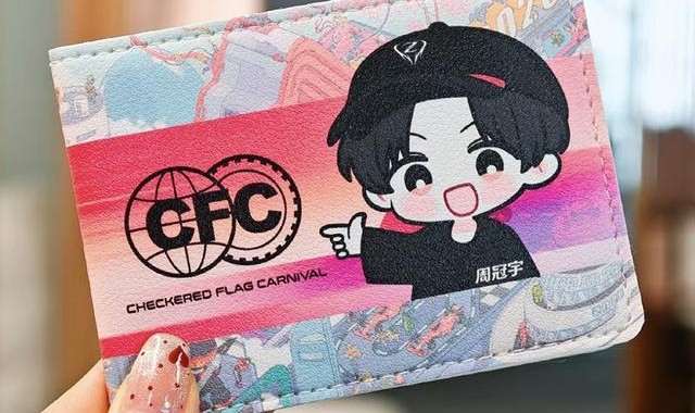 周冠宇Q版“超级驾照”在沪开售 F1赛前嘉年华再添新玩法