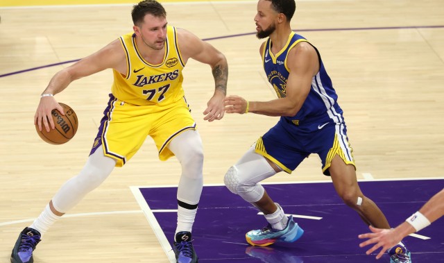 世界杯比赛直播地址-单月投进80+记三分的球员：库里三次、哈登、东契奇